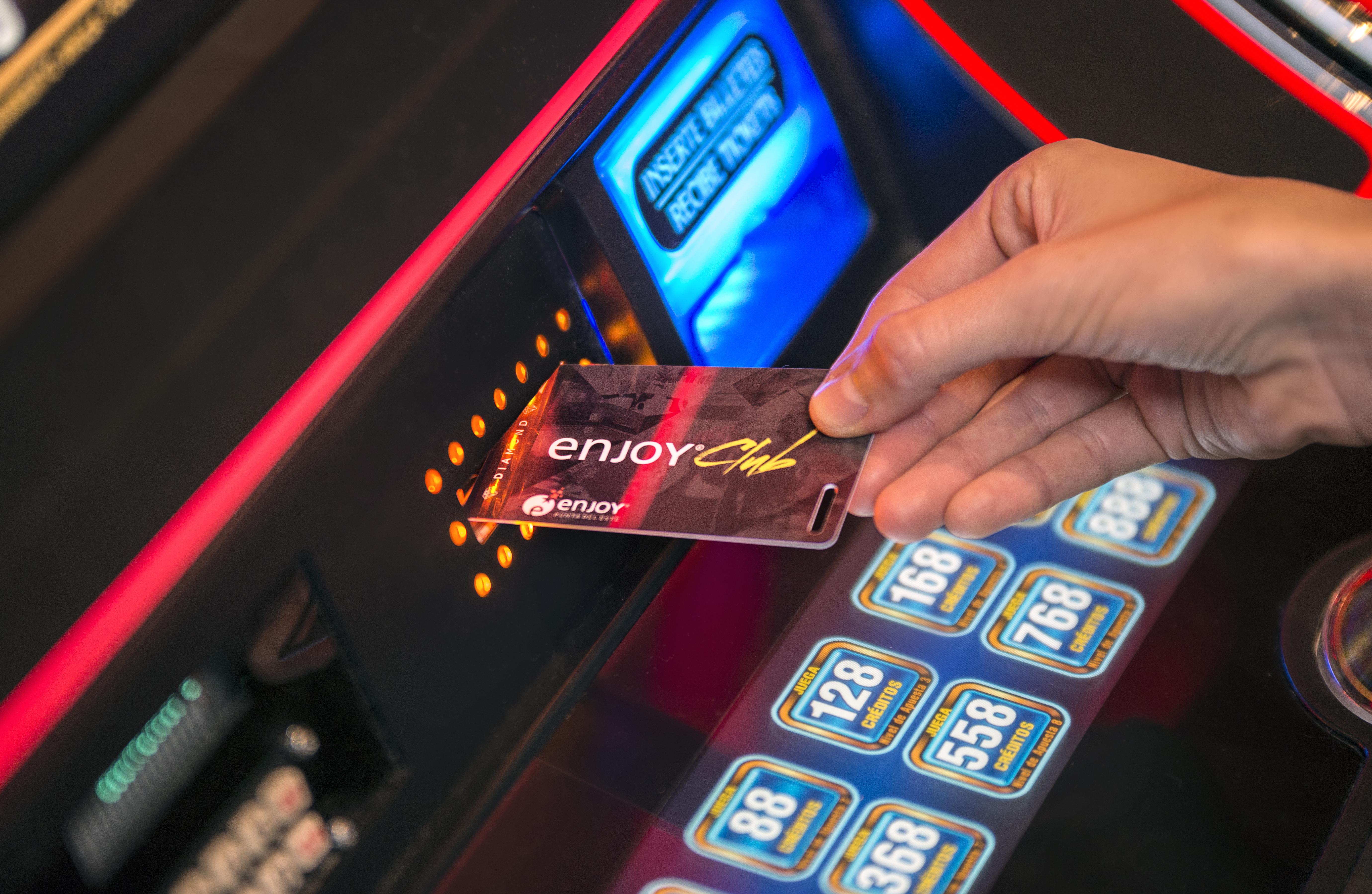 ホテル エンジョイ プンタ デル エステ プンタ・デル・エステ エクステリア 写真 A card being inserted into a slot machine