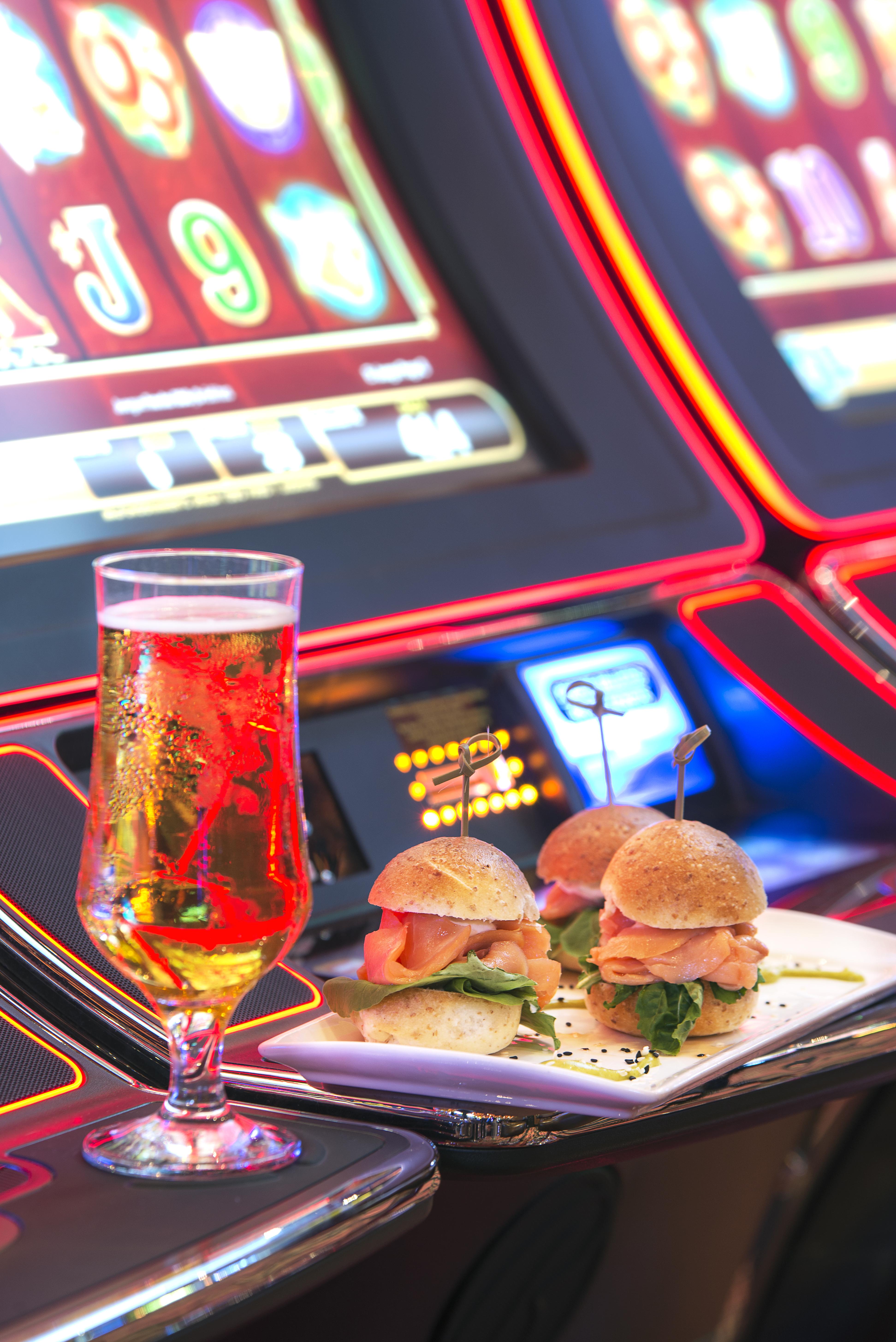 ホテル エンジョイ プンタ デル エステ プンタ・デル・エステ エクステリア 写真 A cocktail and a slot machine
